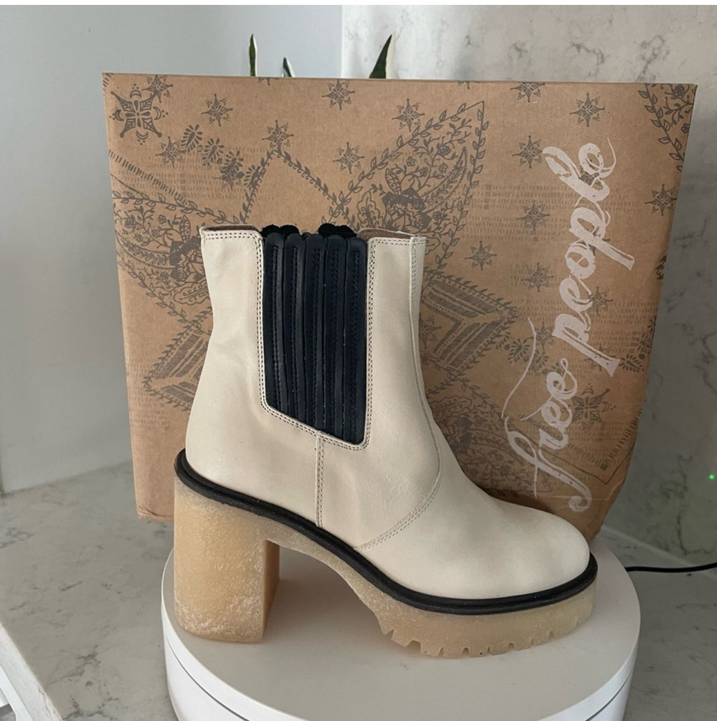 Free People James Chelsea Boot
Bootie in Bone Leather $188