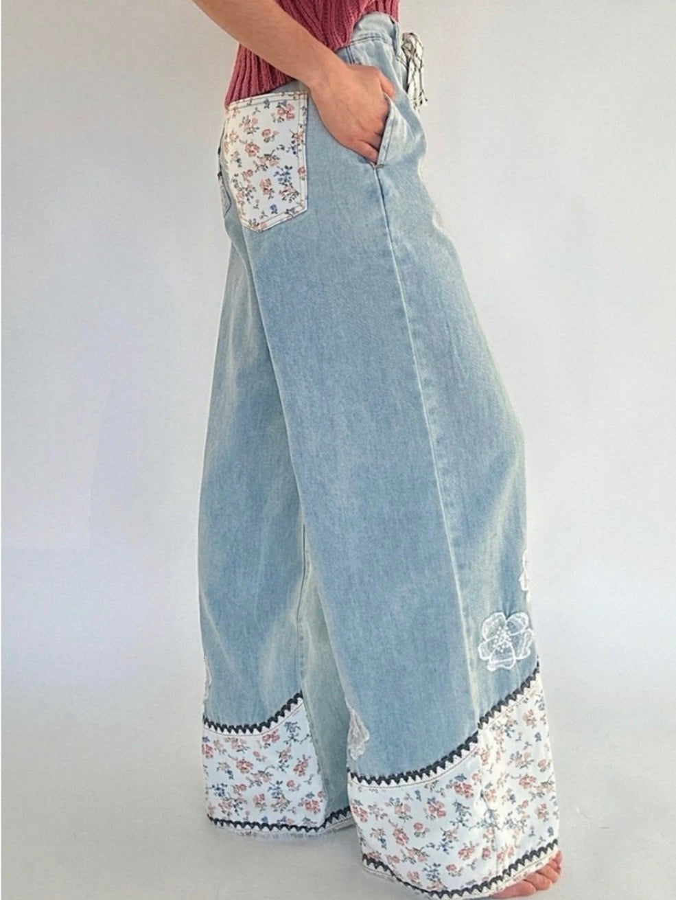 POL Patchwork Wide Leg Jeans Floral Hem Elastic Waist Size Small $128