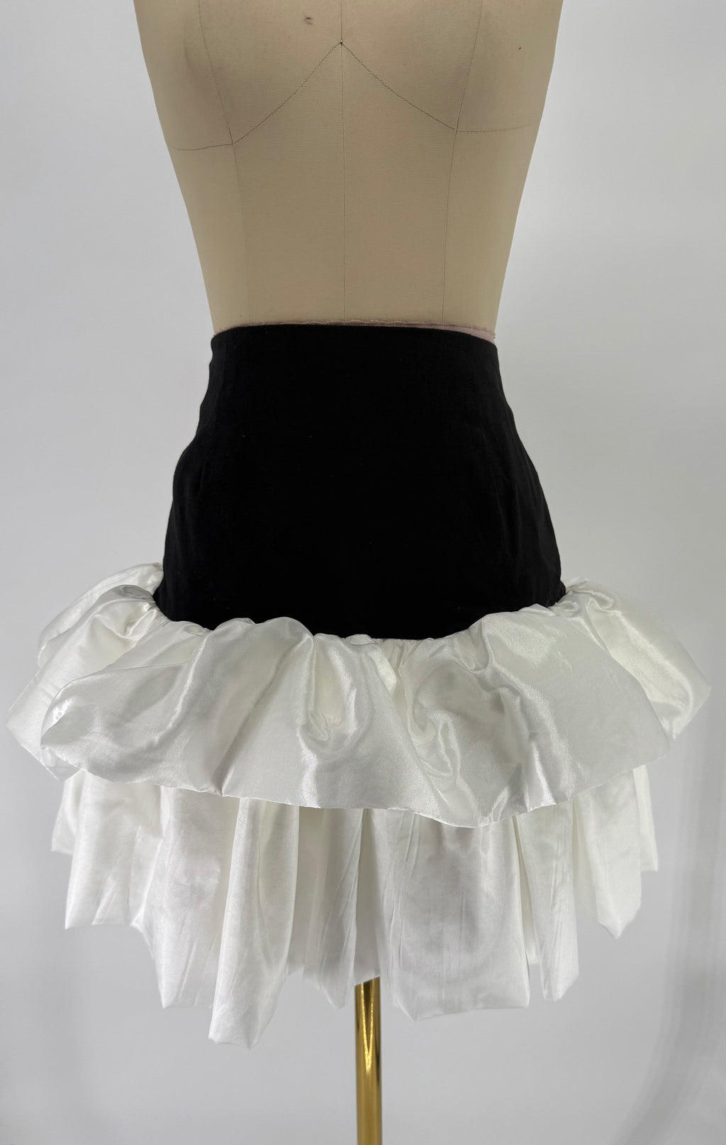 Miscreants London Ruffle Mini Skirt
Black & White Sz UK 8 US 4 $295