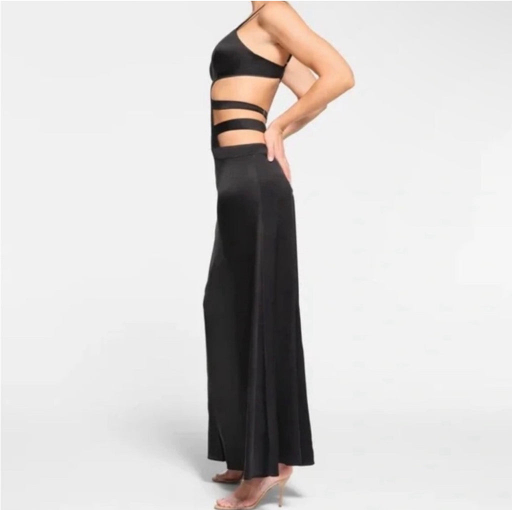 SKIMS Sand Washed Silk
Strappy Cut Out Slip Dress Back Sz
Large $148