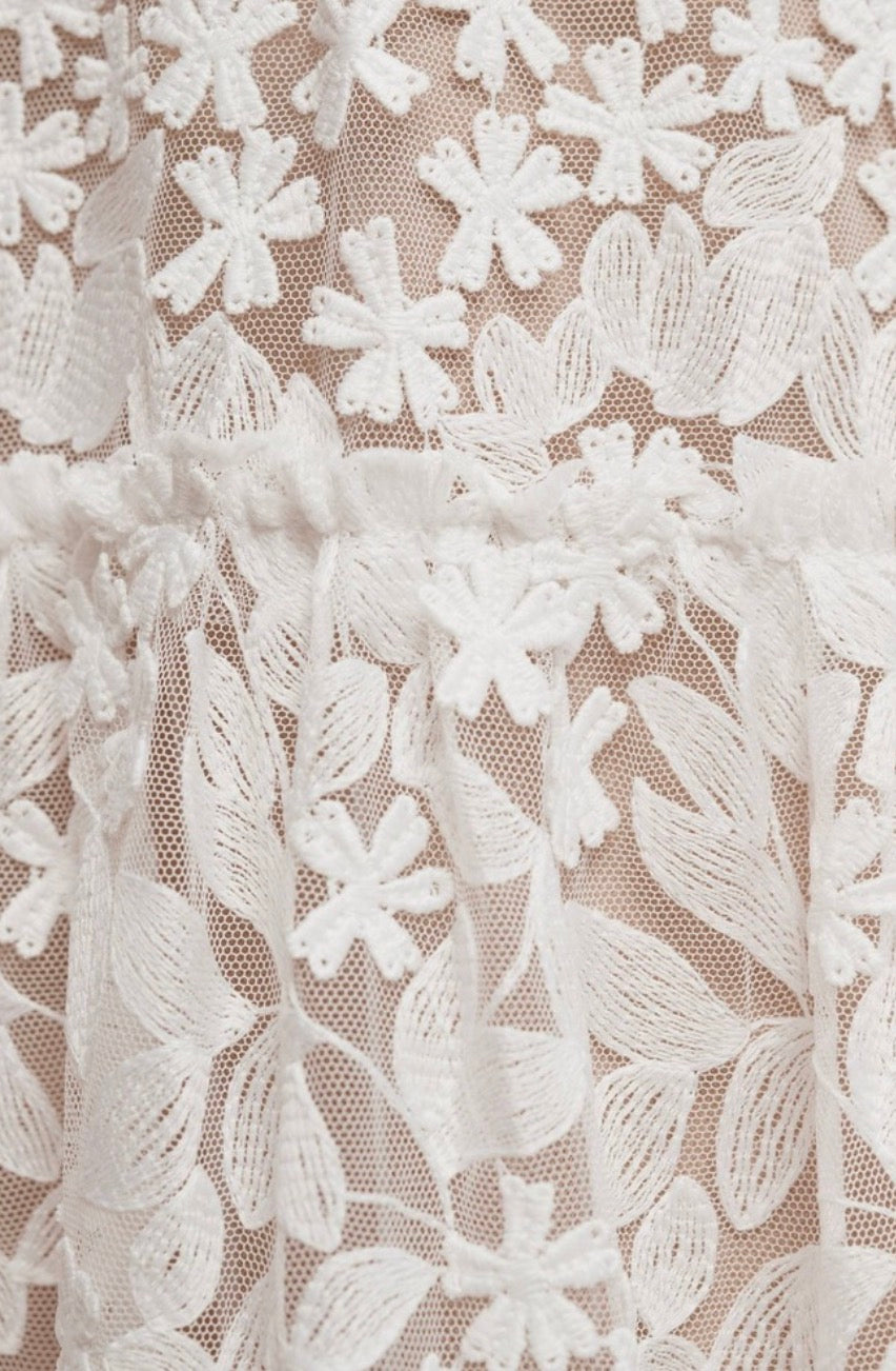 Dress the Population Lyra White Embroidered Tiered Maxi Gown
Puff Sleeve Medium