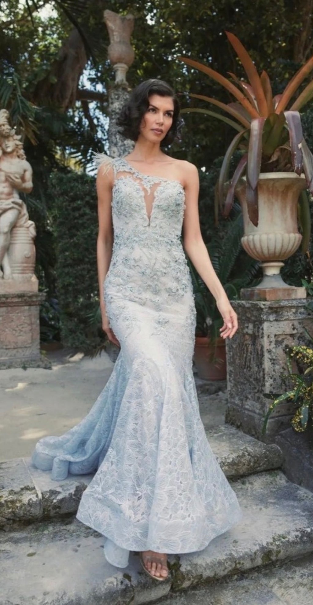 Мас DUGGAL 79264 Blue
Embroidered Feathered One
Shoulder Trumpet Gown Sz 10
