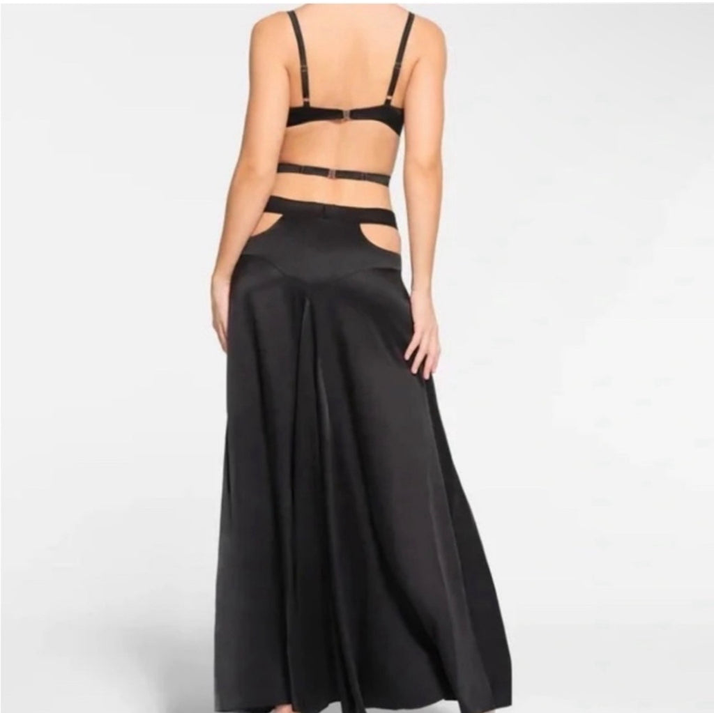 SKIMS Sand Washed Silk
Strappy Cut Out Slip Dress Back Sz
Large $148