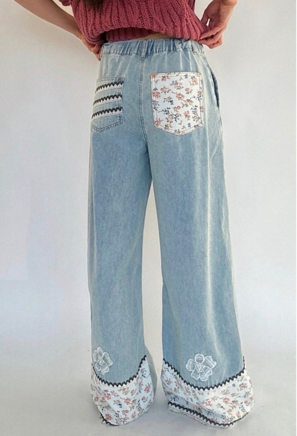 POL Patchwork Wide Leg Jeans Floral Hem Elastic Waist Size Small $128